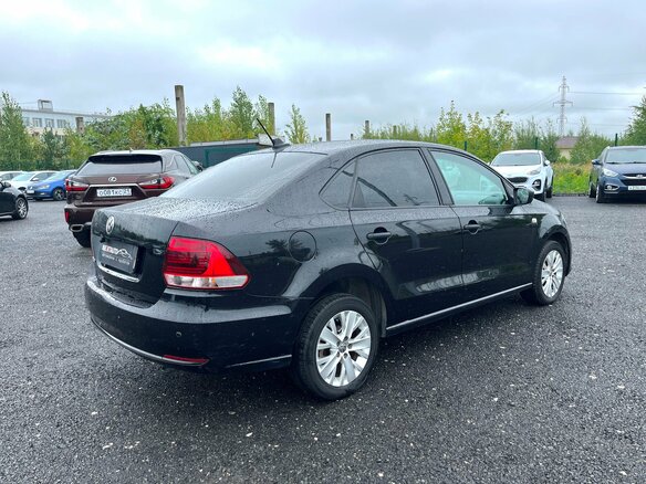2017 Volkswagen Polo V Рестайлинг, чёрный, 1055900 рублей - вид 4