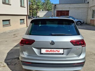 2018 Volkswagen Tiguan II, серебристый, 2960000 рублей, вид 2