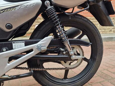 2021 Yamaha YBR125, серебристый, 265000 рублей, вид 3