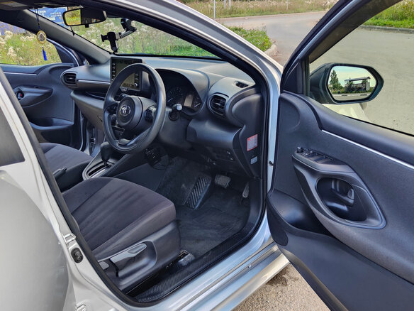 2020 Toyota Yaris IV, серебристый, 1200000 рублей - вид 17