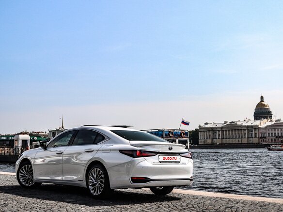 2021 Lexus ES 300h VII Рестайлинг, белый, 5150000 рублей - вид 13