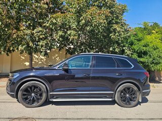 2018 Volkswagen Touareg III, чёрный, 4400000 рублей, вид 4