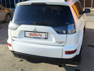 2011 Mitsubishi Outlander II Рестайлинг, белый, 1350000 рублей, вид 3