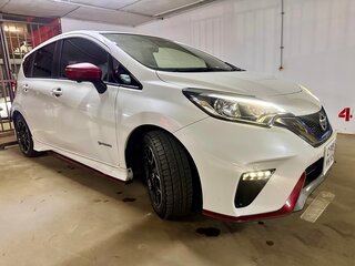 2017 Nissan Note Nismo e-Power II Рестайлинг, белый, 1760000 рублей, вид 3