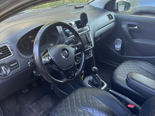 2015 Volkswagen Polo V Рестайлинг, серебристый, 865000 рублей, вид 4