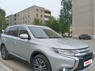 2015 Mitsubishi Outlander III Рестайлинг 2, серебристый, 1600000 рублей, вид 3