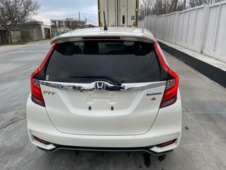2017 Honda Fit III Рестайлинг, белый, 1670000 рублей, вид 5