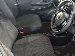 2018 Toyota Vitz III (XP130) Рестайлинг 2, серый, 950000 рублей, вид 5