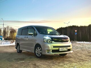 2010 Toyota Voxy II (R70), серебристый, 1700000 рублей, вид 4
