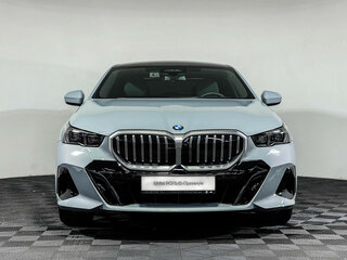 2024 BMW 5 серии 530i xDrive VIII (G60/G61/G68), серый, 7999900 рублей, вид 3