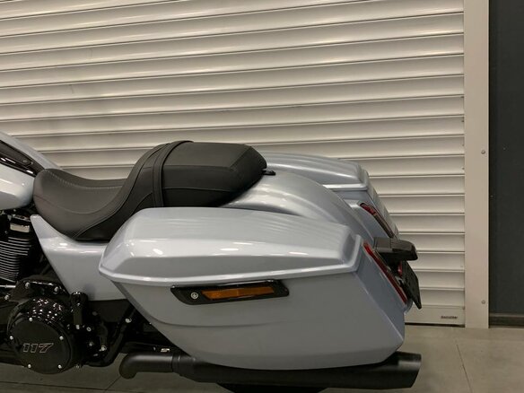 2024 Harley-Davidson Road Glide, серебристый, 3200000 рублей - вид 2
