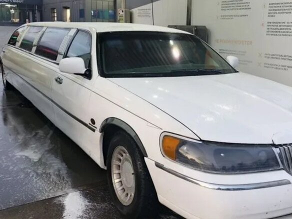 2001 Lincoln Town Car III, белый, 410000 рублей