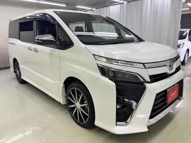 Открыть фотографии: Toyota Voxy IV (R90)