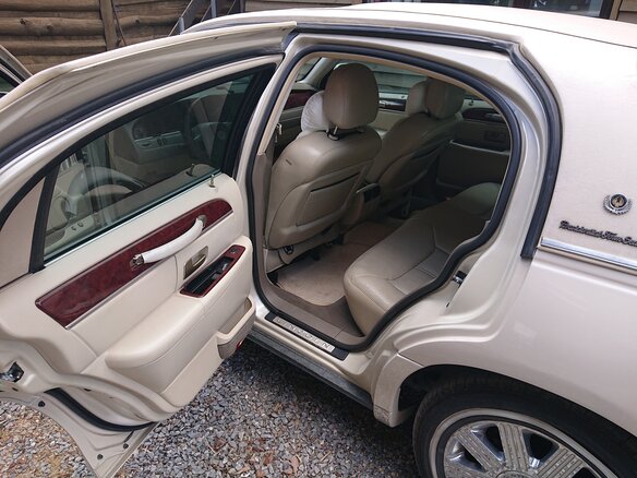 2002 Lincoln Town Car III, бежевый, 2400000 рублей - вид 6