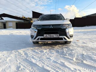 2018 Mitsubishi Outlander PHEV III Рестайлинг 3, белый, 3520000 рублей, вид 1