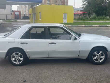1992 Mercedes-Benz W124 230 4-speed, белый, 330000 рублей, вид 3