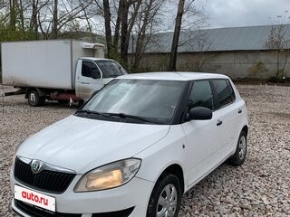 2011 Skoda Fabia II Рестайлинг, белый, 450000 рублей, вид 2