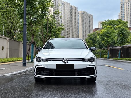 2023 Volkswagen Golf VIII, белый, 1920000 рублей, вид 2