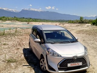 2020 Toyota Sienta II Рестайлинг, серебристый, 1300000 рублей, вид 3