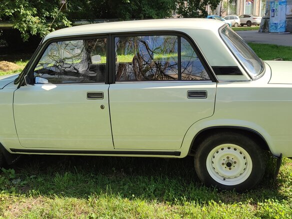 1997 Lada (ВАЗ) 2105, белый, 250000 рублей - вид 2