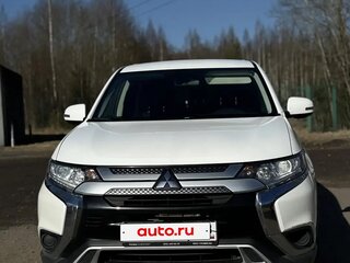 2019 Mitsubishi Outlander III Рестайлинг 3, белый, 1900000 рублей, вид 3