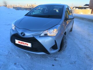2018 Toyota Vitz III (XP130) Рестайлинг, серебристый, 1145000 рублей, вид 3