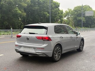 2021 Volkswagen Golf VIII, серебристый, 1598000 рублей, вид 5