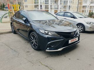 2023 Toyota Camry VIII (XV70) Рестайлинг, чёрный, 4750000 рублей, вид 4