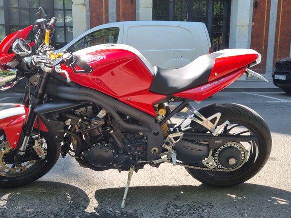2011 Triumph Speed Triple, красный, 550000 рублей