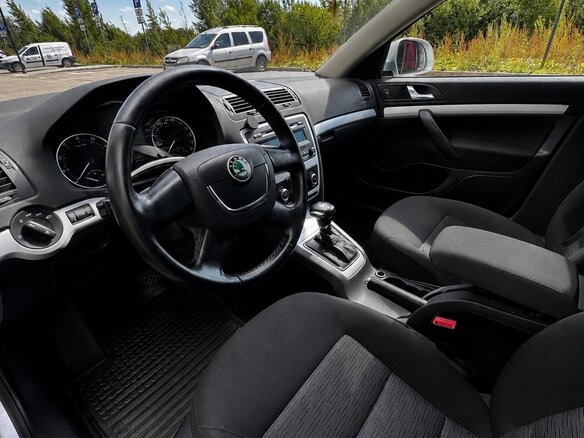 2011 Skoda Octavia DSG7 II (A5) Рестайлинг, белый, 780000 рублей - вид 10