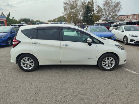 2019 Nissan Note e-Power II Рестайлинг, белый, 1500000 рублей, вид 5