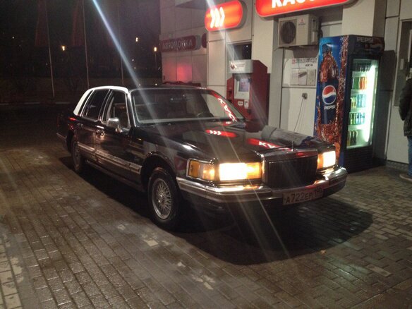 1989 Lincoln Town Car II, чёрный