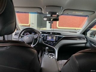2019 Toyota Camry VIII (XV70), белый, 2450000 рублей, вид 3
