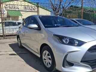 2021 Toyota Yaris IV, серебристый, 1170000 рублей, вид 1