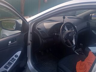 2016 Hyundai Solaris I Рестайлинг, серебристый, 850000 рублей, вид 5