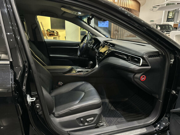 2020 Toyota Camry VIII (XV70), чёрный, 3670000 рублей - вид 10