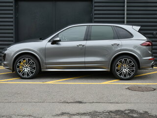 2015 Porsche Cayenne Turbo S II Рестайлинг (958), серый, 4390000 рублей, вид 2