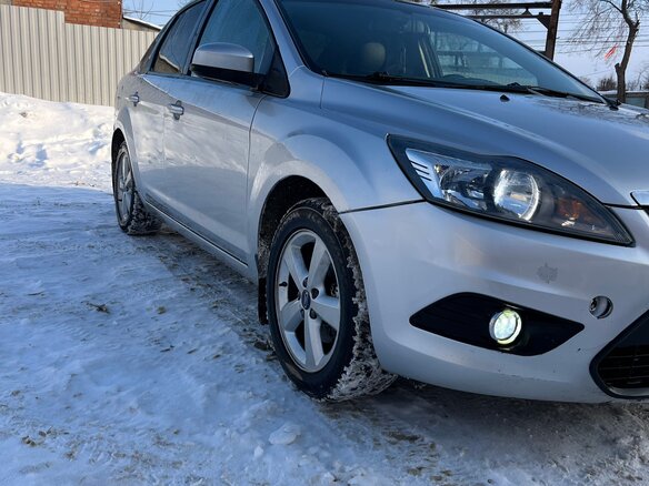 2010 Ford Focus II Рестайлинг, серебристый, 560000 рублей - вид 2