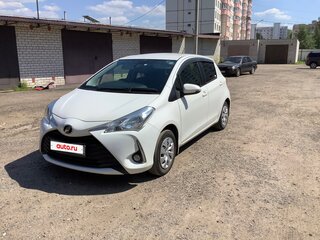2017 Toyota Vitz III (XP130) Рестайлинг 2, белый, 860000 рублей, вид 1