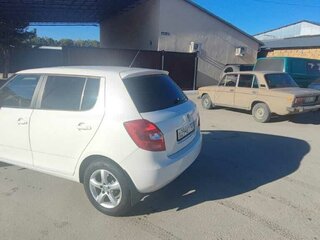 2012 Skoda Fabia II Рестайлинг, белый, 650000 рублей, вид 4