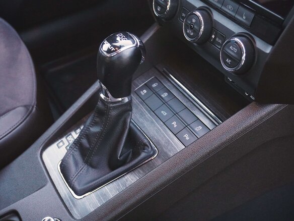 2014 Skoda Octavia Scout III (A7), бежевый, 1930000 рублей - вид 18