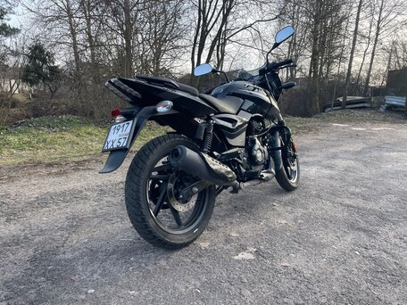 2023 Bajaj Pulsar 180, чёрный, 140000 рублей, вид 3