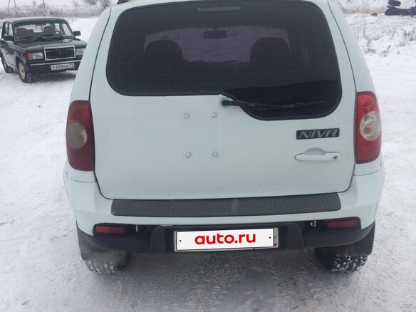 2010 Chevrolet Niva I Рестайлинг, белый, 530000 рублей - вид 2