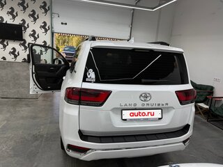 2021 Toyota Land Cruiser 300 Series, белый, 10200000 рублей, вид 3