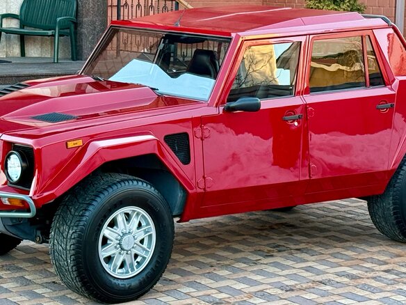1992 Lamborghini LM002, красный