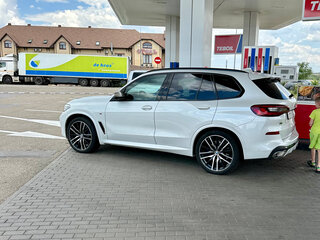 2019 BMW X5 M50d IV (G05/G18), белый, 6700000 рублей, вид 3
