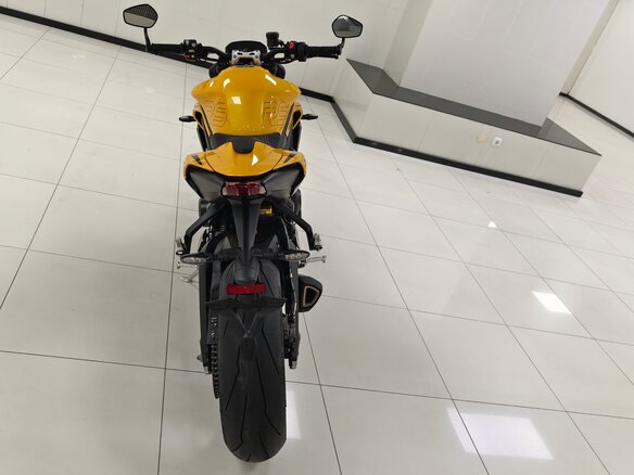 2025 Triumph Street Triple, жёлтый - вид 11
