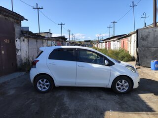 2010 Toyota Vitz II (XP90), белый, 650000 рублей, вид 2