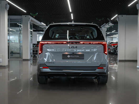 2026 Kia Carnival IV Рестайлинг, серый, 7200000 рублей - вид 5
