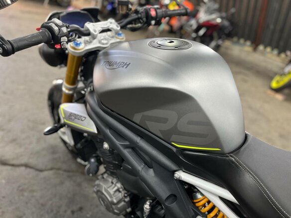 2021 Triumph Speed Triple, серый, 1520000 рублей - вид 13
